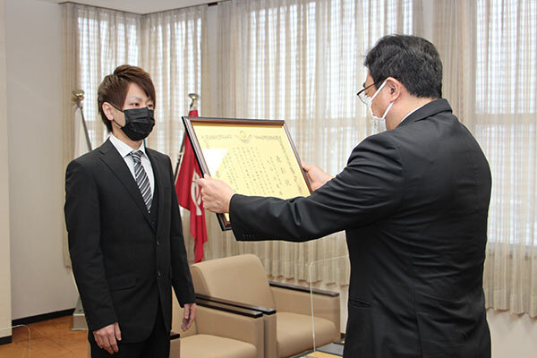 2022-03-03-登別市長より表彰状を手渡される大谷さん
