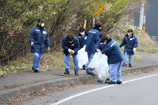 2022-04-13-道路のゴミを拾う新入社員
