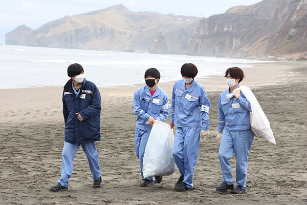 2022-04-13-イタンキ浜のゴミを拾う新入社員