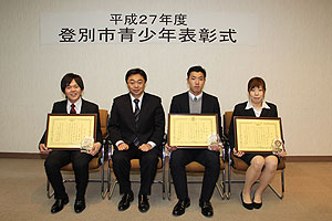 20016-03-23-小笠原市長と受賞者