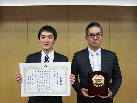2014-01-17-表彰を受けた発表者とアシスタント