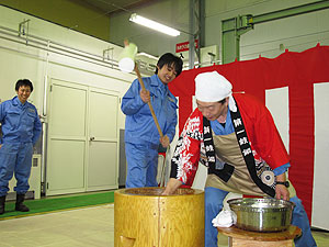 2014-12-17-もちつき大会　もちつきの様子