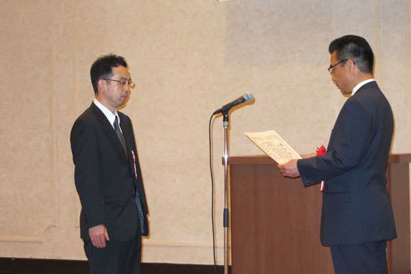 2015-05-13-優良クレーン整備従事者支部長表彰を受賞する丸山さん