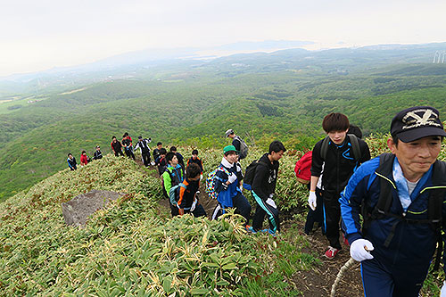 2015-05-22-新入社員登山　山頂近くの西尾根