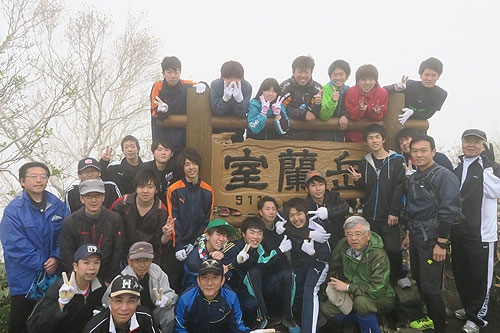 2015-05-22-新入社員登山　山頂での記念撮影