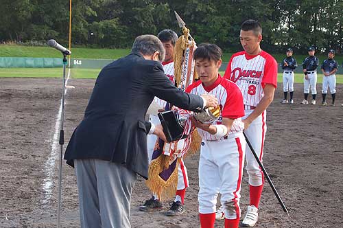 2015-09-27-親善朝野球大会　優勝カップ