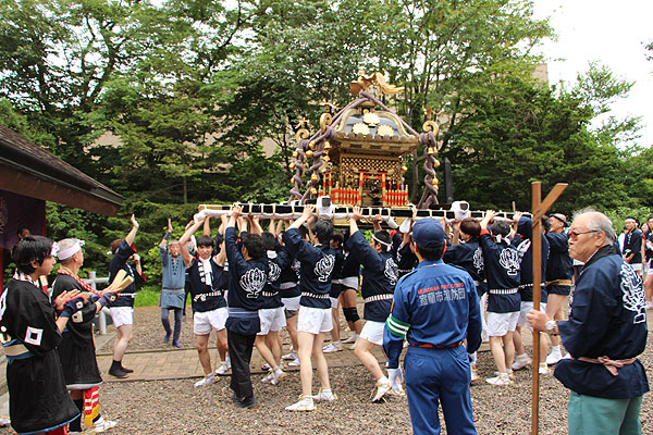 2016-07-24-輪西神社　神輿かつぎ　２
