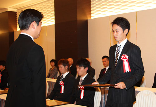 2016-11-03-室蘭市優良勤労青少年表彰を受ける本野さん