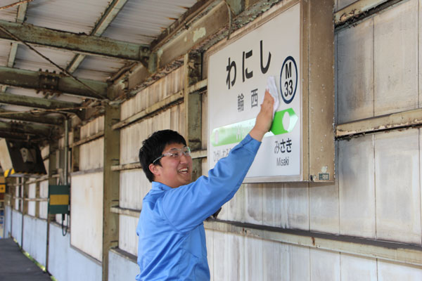 2017-04-28-輪西駅清掃 駅名看板もきれいに
