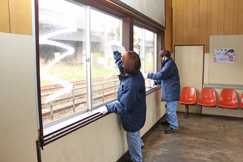 2021-04-28-ＪＲ室蘭輪西駅ボランティア清掃-窓ふき