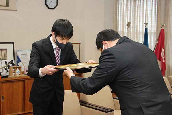 登別市長より表彰状を受ける小村さん